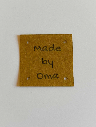 1 Label Made by Oma Label Etikett zum einnähen aus Lederimitat Snappap waschbar 40 x 40 mm